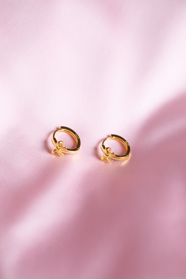 Sophie | Elegant Gull Sløyfe Huggie Øredobber 3